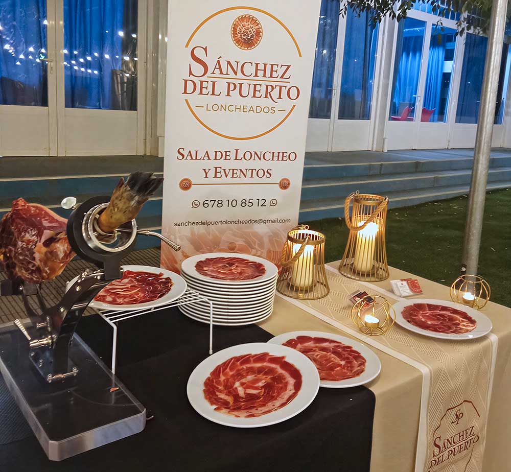 Mesa de catering de Sánchez del Puerto con un jamonero profesional.