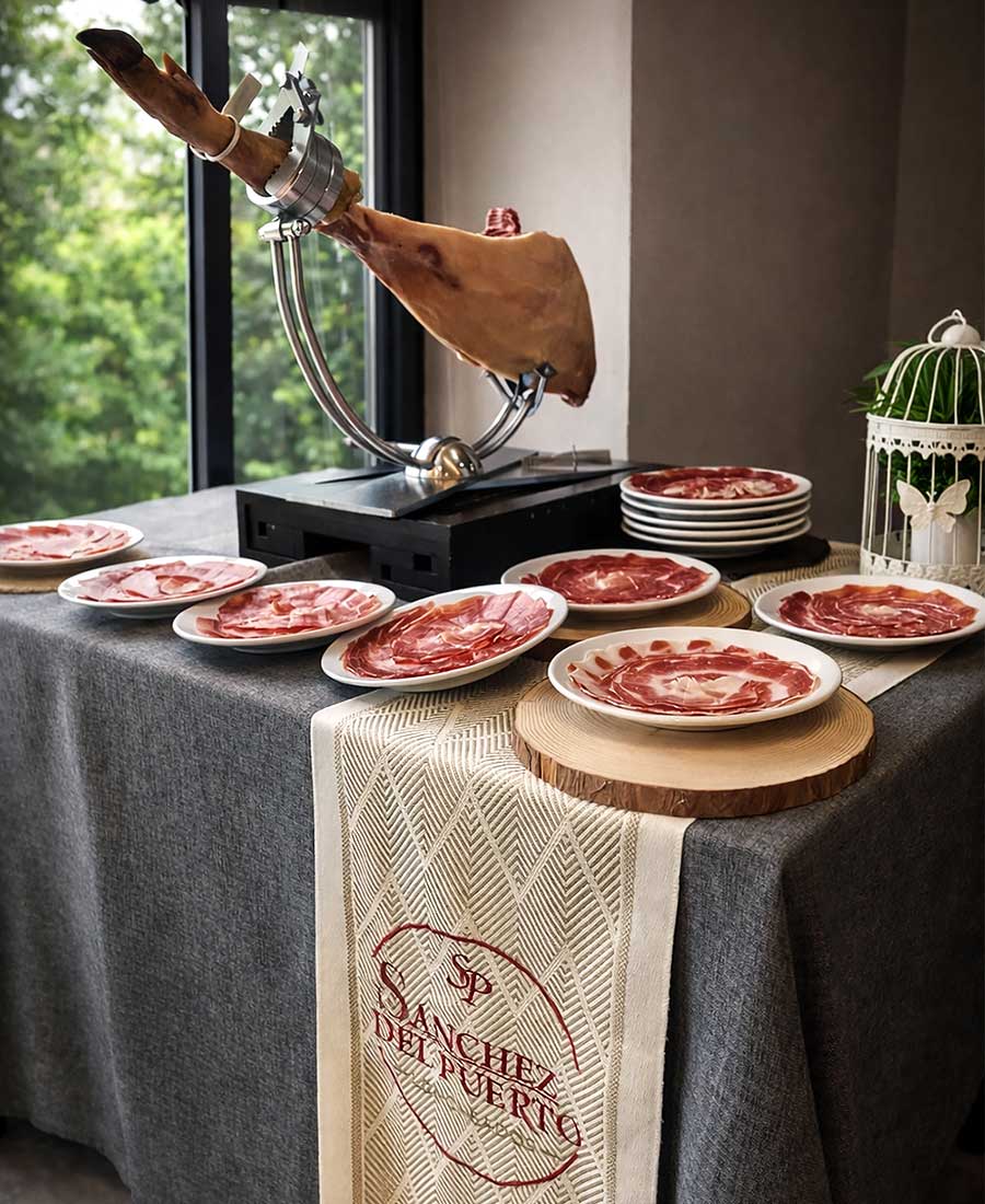Loncheado artesanal de jamón ibérico.